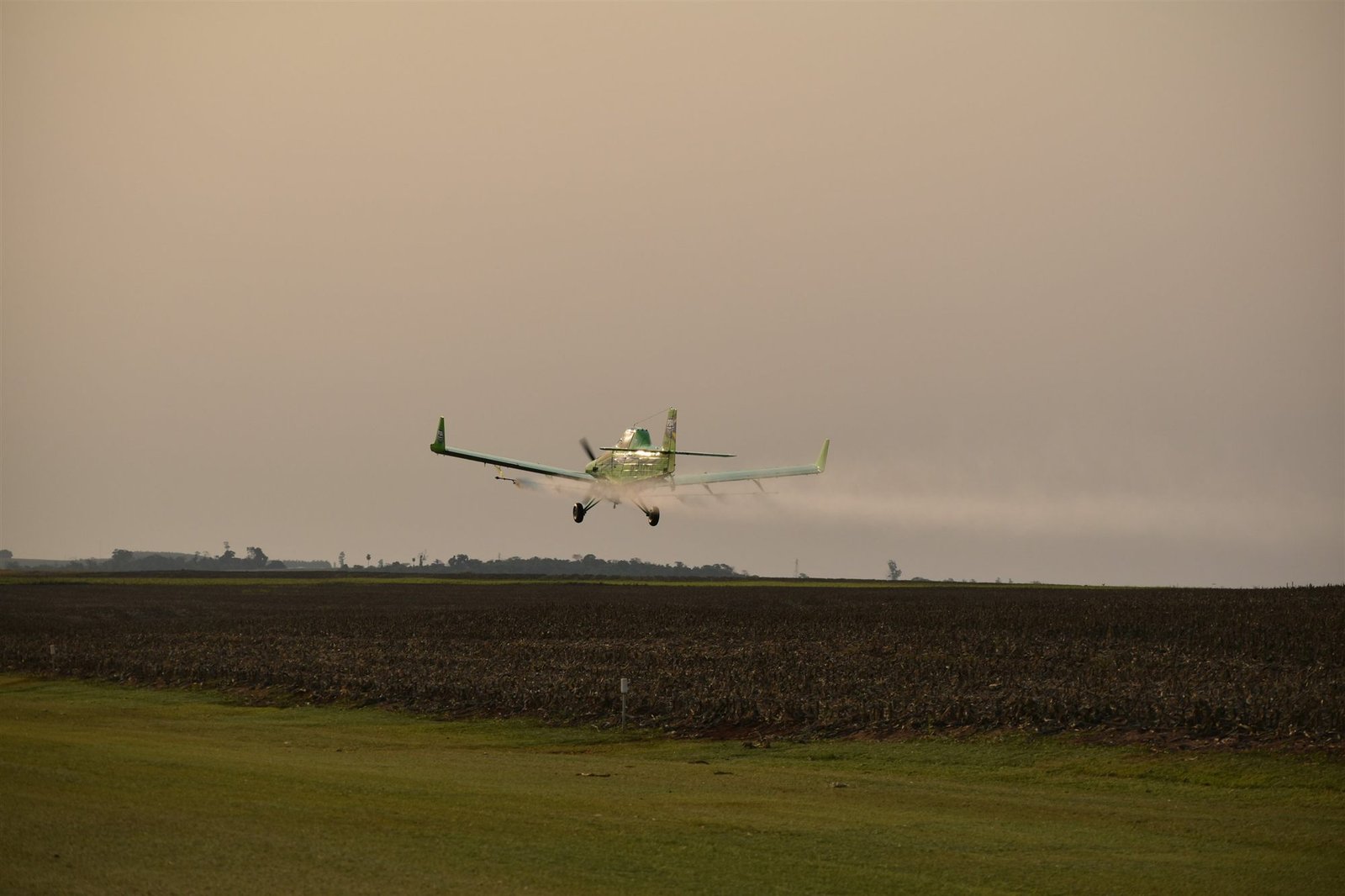 Aeronave agrícola durante operação