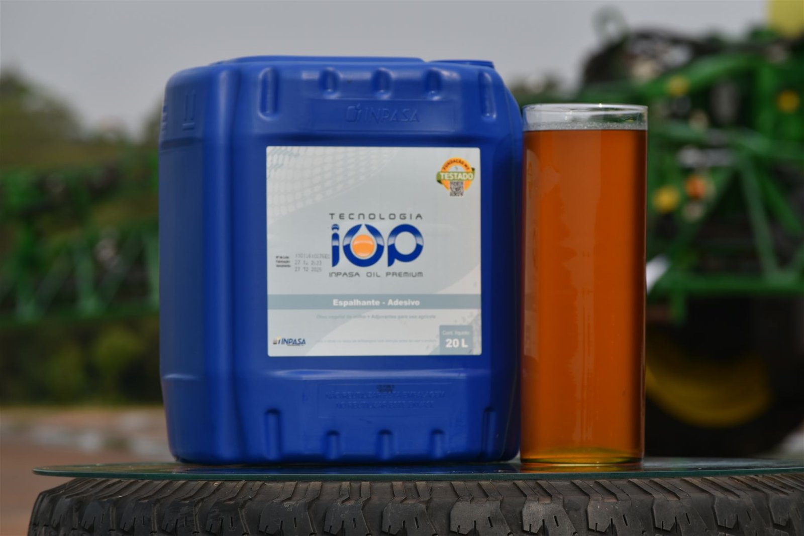 Produto IOP com pulverizador agrícola ao fundo