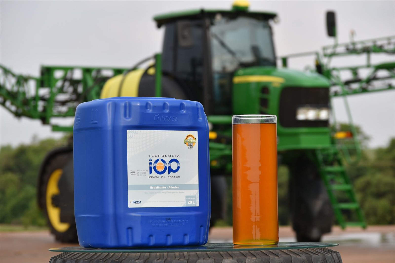 Produto IOP próximo a equipamento de aplicação agrícola
